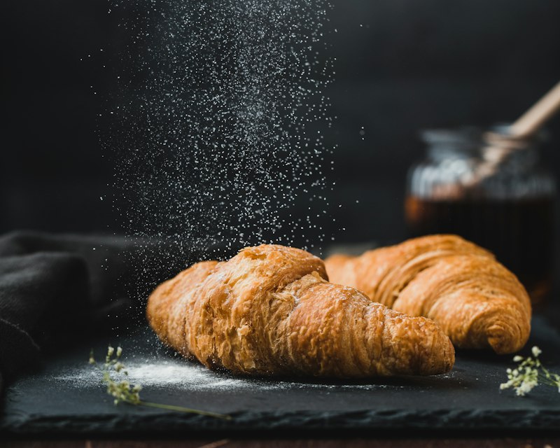 Croissant sfogliati caldi ogni mattina