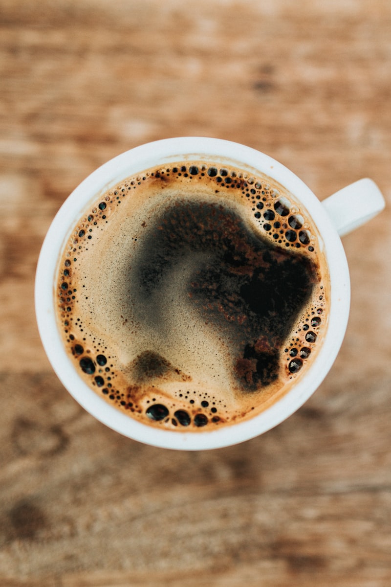 Cappuccini cremosi e colazione servita al tavolo