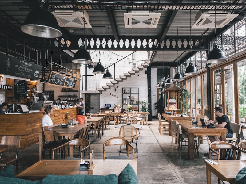 L'accogliente sala interna della trattoria